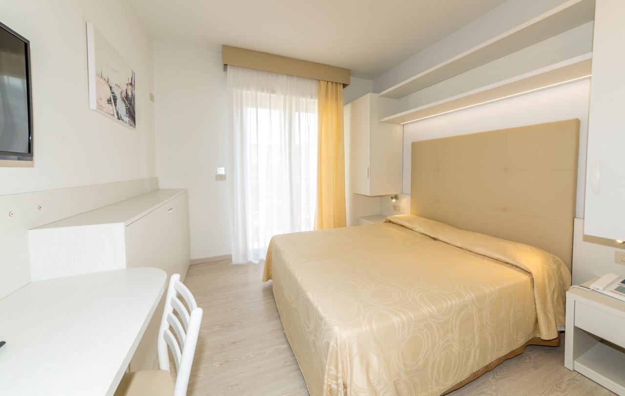 Hotel Torino Лидо ди Йезоло Екстериор снимка